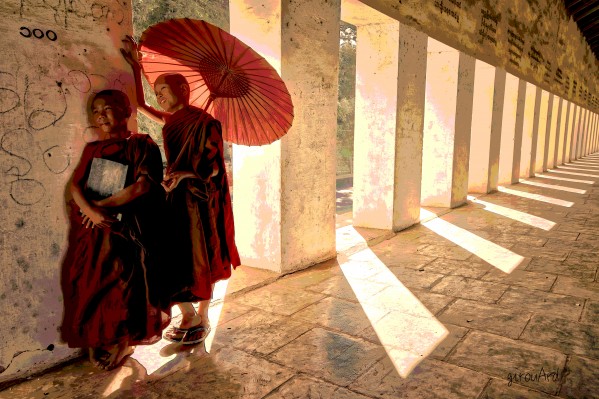 Jeunes moines bouddhistes au temple Print